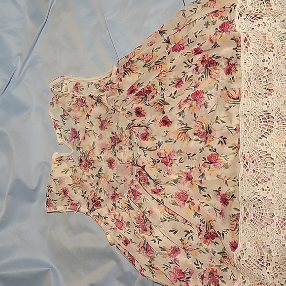 Woman's top - Picture 2 of 6